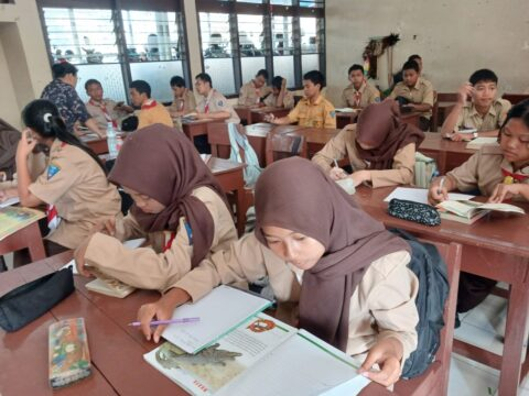 Peserta didik mengikuti pembelajaran di kelas